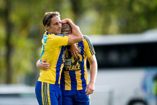 Eskilsminnes Peter Milata och Christoffer Levi jublar