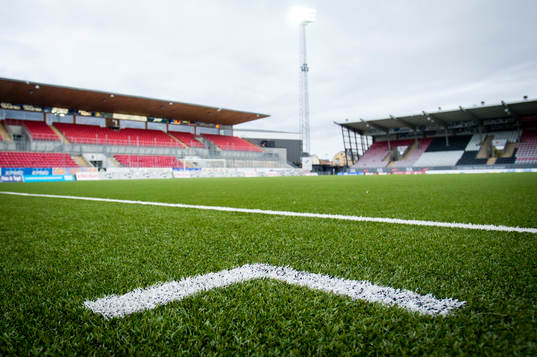 Behrn Arena exteriör med konstgräset i fokus