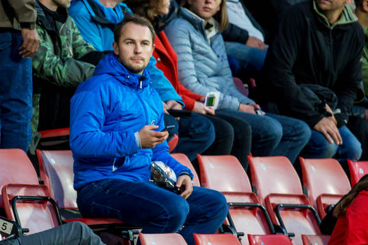 Örebro HKs målvakt Julius Hudacek på läktarplats