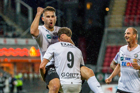 Örebros Astrit Ajdarevic och Pär Eriksson jublar