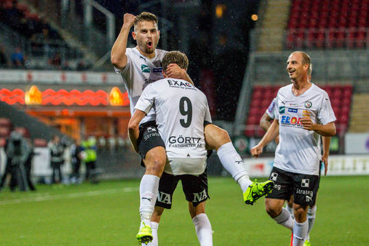 Örebros Astrit Ajdarevic och Pär Eriksson jublar