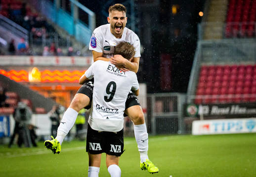 Örebros Astrit Ajdarevic och Martin Broberg jublar