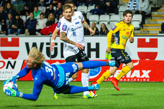 Örebros målvakt Jacob Rinne räddar skott från