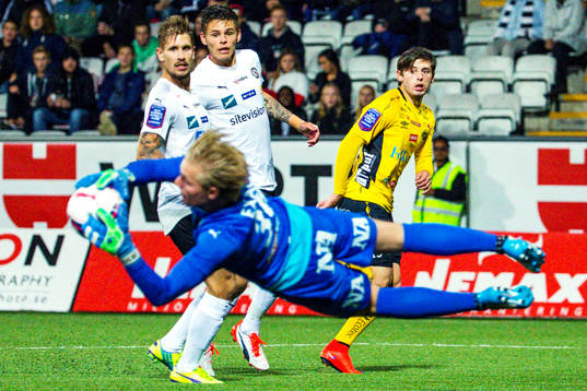 Örebros målvakt Jacob Rinne räddar skott från Elfsborgs
