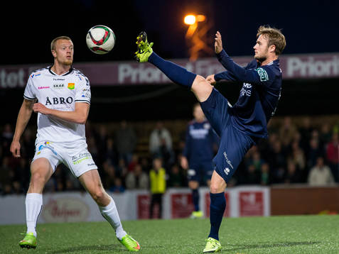 Utsiktens Niklas Olsson mot GAIS Björn Andersson