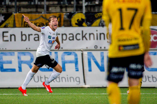 Örebros Martin Broberg jublar