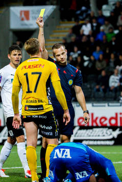 Elfsborgs Per Frick tilldelas ett gult kort
