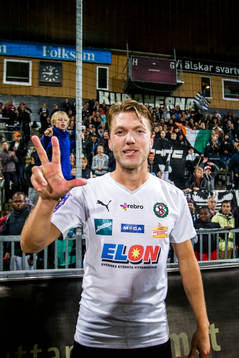 Örebros tremålsskytt Martin Broberg jublar
