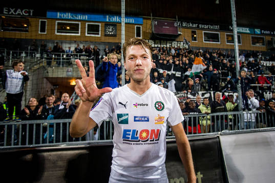 Örebros tremålsskytt Martin Broberg jublar