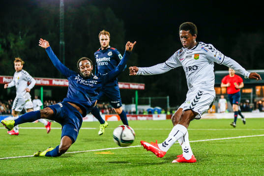Utsiktens David Johansson försöker täcka skott från