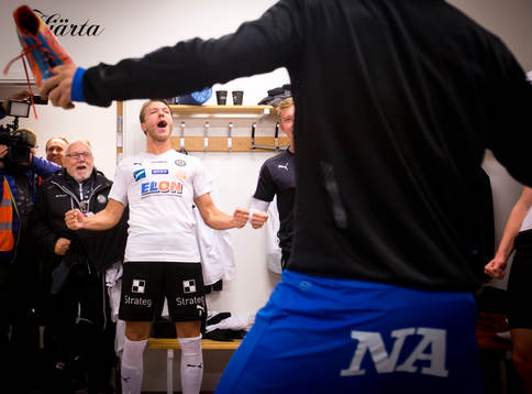 Örebros Martin Broberg jublar i omklädningsrummet