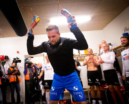 Örebros målvakt Oscar Jansson jublar i omklädningsrummet