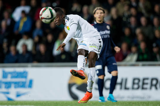 GAIS Kieron Cadogan skjuter ett skott