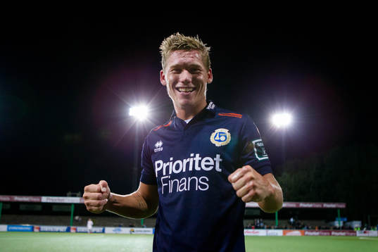 Utsiktens matchvinnare Victor Edvardsen jublar fete