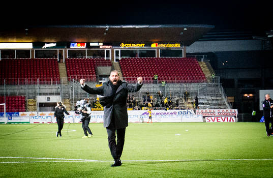 Örebros tränare Alexander Axén jublar framför fansen