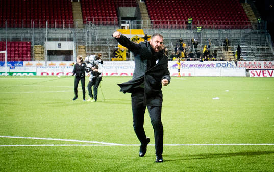 Örebros tränare Alexander Axén jublar framför fansen