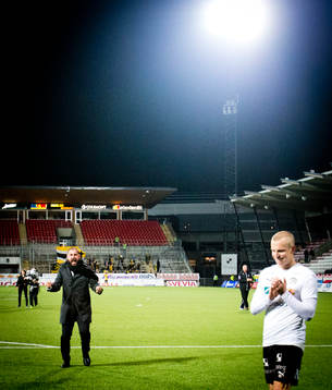 Örebros tränare Alexander Axén jublar framför fansen