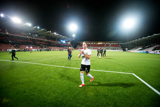Örebros Martin Broberg jublar framför fansen