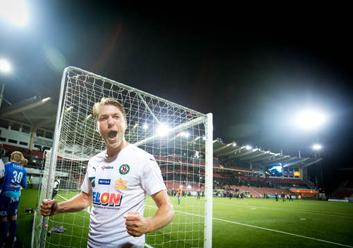 Örebros Martin Broberg jublar framför fansen