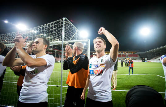 Örebros Martin Broberg jublar framför fansen