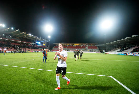 Örebros Martin Broberg jublar framför fansen