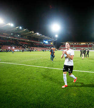 Örebros Martin Broberg jublar framför fansen