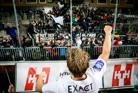 Örebros Martin Broberg jublar framför fansen