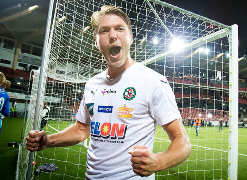 Örebros Martin Broberg jublar framför fansen