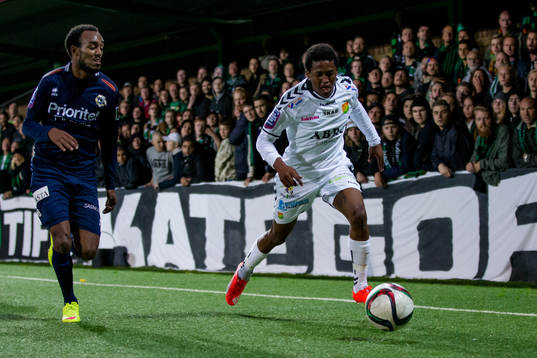 GAIS Luther Singh med bollen mot Utsiktens David Johansson
