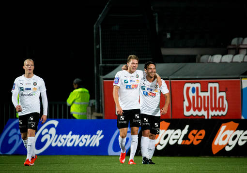 Martin Broberg jublar med Daniel Gustavsson och Nordin