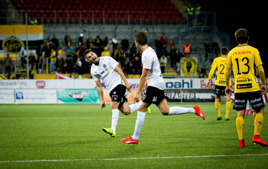 Örebros Martin Broberg gör 1-0 och jublar med Astrit