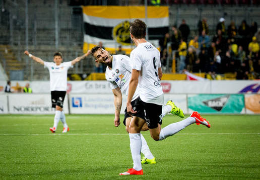 Örebros Martin Broberg gör 1-0 och jublar med Astrit