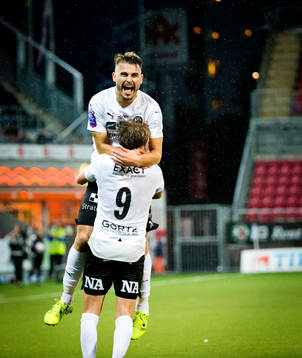 Örebros Martin Broberg gör 1-0 och jublar med Astrit