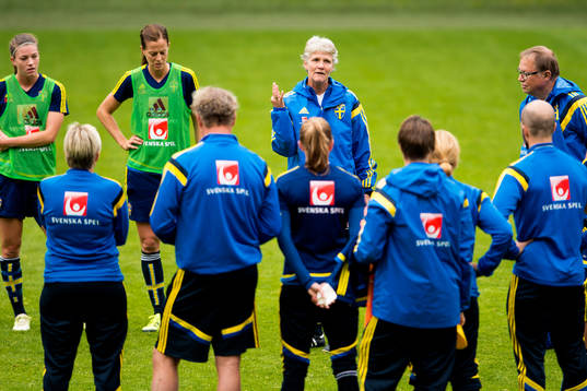 Förbundskapten Pia Sundhage har genomgång