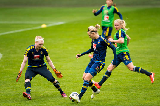 Sveriges målvakt Hedvig Lindahl och Lisa Dahlkvist