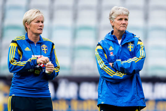 Sveriges assisterande förbundskapten Lilie Persson och