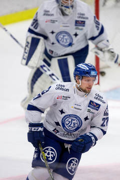 Leksands Viktor Mårtensson innan ishockeymatchen mellan