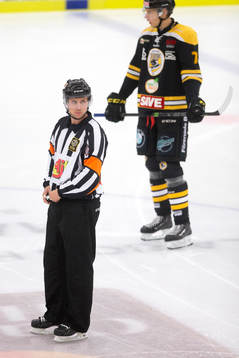 Huvuddomaren Patric Bjälkander i ishockeymatchen mellan