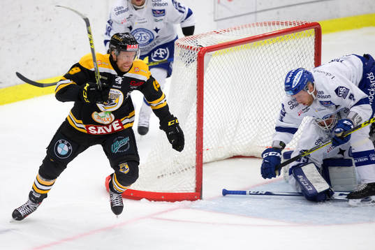Panterns Jakob Karlsson i ishockeymatchen mellan Pantern