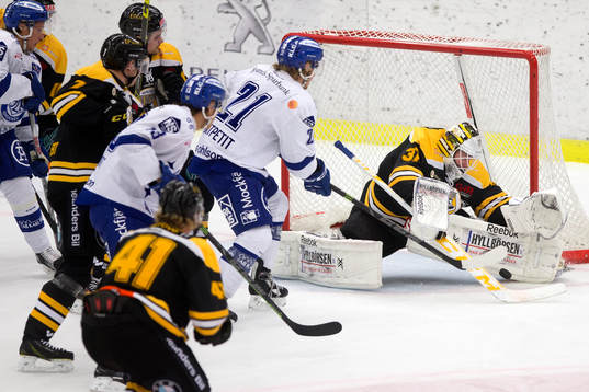 Panterns  målvakt Jonas Gunnarsson i ishockeymatchen