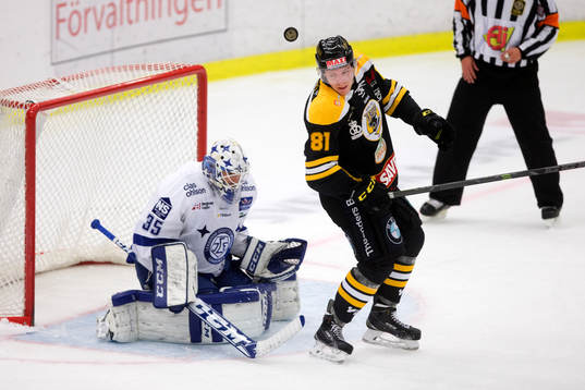 Panterns Carl-Johan Sjögren och Leksands Frans Tuohimaa i