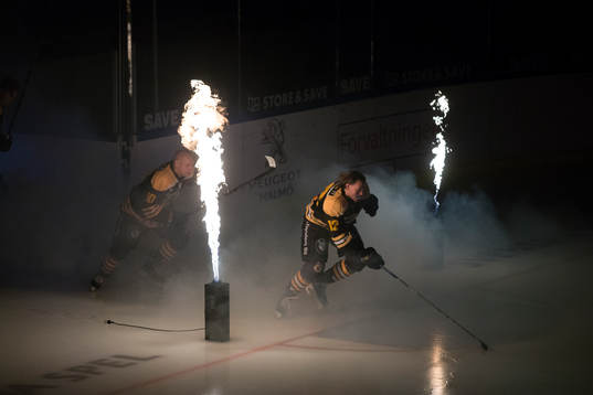 Panterns Robin Dahse gör entré till ishockeymatchen
