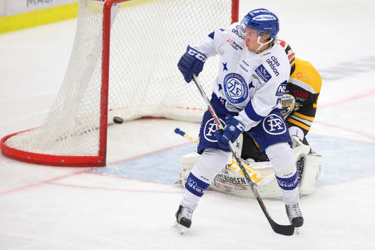 Leksands Filip Cruseman bevittnar ett stolpskott i