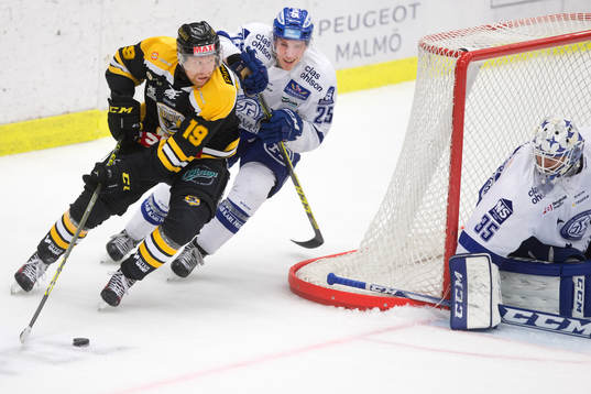 Panterns Jakob Karlsson och Leksands Matias Lassen och