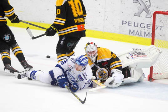 Leksands Janos Hari och Panterns målvakt Jonas Gunnarsson