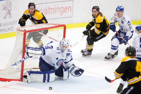 Leksands målvakt Frans Tuohimaa i ishockeymatchen mellan