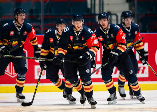 Djurgårdens Fredrik Forsberg (m) ser glad ut