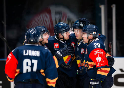 Djurgårdens Daniel Brodin (m) gör 3-1 och firar med