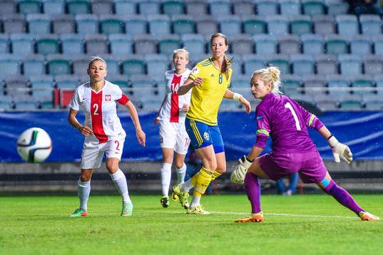 Sveriges Lotta Schelin testar skott mot Polens målvakt