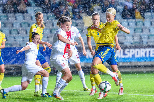 Sveriges Nilla Fischer provar skott förbi täckande